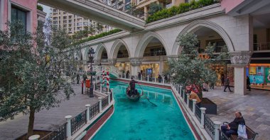 İstanbul, Türkiye - 2 Nisan 2025: Venezia Mega Outlet alışveriş merkezi İstanbul 'un Beylikdz ilçesinde bulunan bir alışveriş merkezidir. Venedik temalı, şehirdeki en büyük alışveriş merkezlerinden biri.. 