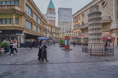 İstanbul, Türkiye - 2 Nisan 2025: Venezia Mega Outlet alışveriş merkezi İstanbul 'un Beylikdz ilçesinde bulunan bir alışveriş merkezidir. Venedik temalı, şehirdeki en büyük alışveriş merkezlerinden biri.. 