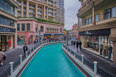 İstanbul, Türkiye - 2 Nisan 2025: Venezia Mega Outlet alışveriş merkezi İstanbul 'un Beylikdz ilçesinde bulunan bir alışveriş merkezidir. Venedik temalı, şehirdeki en büyük alışveriş merkezlerinden biri.. 