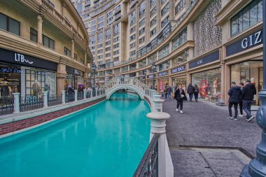 İstanbul, Türkiye - 2 Nisan 2025: Venezia Mega Outlet alışveriş merkezi İstanbul 'un Beylikdz ilçesinde bulunan bir alışveriş merkezidir. Venedik temalı, şehirdeki en büyük alışveriş merkezlerinden biri.. 