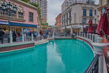 İstanbul, Türkiye - 2 Nisan 2025: Venezia Mega Outlet alışveriş merkezi İstanbul 'un Beylikdz ilçesinde bulunan bir alışveriş merkezidir. Venedik temalı, şehirdeki en büyük alışveriş merkezlerinden biri.. 