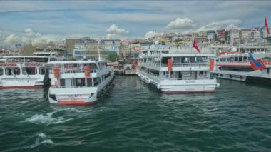 İstanbul, Türkiye - 7 Nisan 2025: Beikta İskelesi veya Beşiktas Feribot Terminali, İstanbul 'un Beikta ilçesinde bulunan hareketli bir feribot terminalidir. Feribottan görünüm.