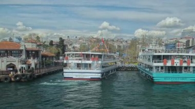 İstanbul, Türkiye - 7 Nisan 2025: Beikta İskelesi veya Beşiktas Feribot Terminali, İstanbul 'un Beikta ilçesinde bulunan hareketli bir feribot terminalidir. Feribottan görünüm.