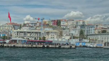 İstanbul, Türkiye - 7 Nisan 2025: Beikta İskelesi veya Beşiktas Feribot Terminali, İstanbul 'un Beikta ilçesinde bulunan hareketli bir feribot terminalidir. Feribottan görünüm.