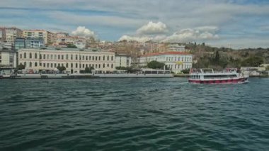 İstanbul, Türkiye - Nisan 72025: Raman Sarayı (Türkçe: raan sarayı), eski Osmanlı sarayı, şimdi Kempinski Hotels zincirinde beş yıldızlı bir otel. Boğazın Avrupa kıyılarında yer almaktadır.. 