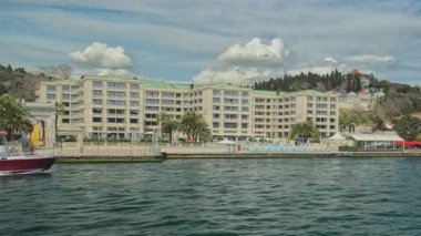 İstanbul, Türkiye - Nisan 72025: Raman Sarayı (Türkçe: raan sarayı), eski Osmanlı sarayı, şimdi Kempinski Hotels zincirinde beş yıldızlı bir otel. Boğazın Avrupa kıyılarında yer almaktadır.. 