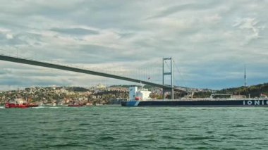 İstanbul, Türkiye - 5 Nisan 2025: İstanbul Boğaz Köprüsü (Türkçe: Boazii Kprs), resmi olarak 15 Temmuz Şehitler Köprüsü (Türkçe: 15 Temmuz ehitler Kprs) Avrupa Asya 'yı birbirine bağlayan bir asma köprü