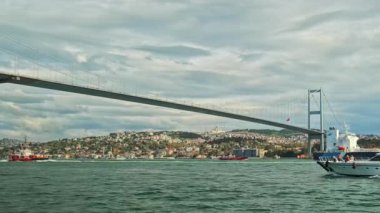 İstanbul, Türkiye - 5 Nisan 2025: İstanbul Boğaz Köprüsü (Türkçe: Boazii Kprs), resmi olarak 15 Temmuz Şehitler Köprüsü (Türkçe: 15 Temmuz ehitler Kprs) Avrupa Asya 'yı birbirine bağlayan bir asma köprü