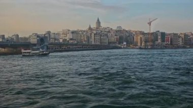 İstanbul, Türkiye - 6 Nisan 2025: Galata Köprüsü (Türkçe: Galata Kprs), Türkiye 'nin İstanbul kentinde Galata Kulesi' ni (Türkçe: Galata Kulesi) kapsayan köprü..