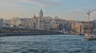 İstanbul, Türkiye - 6 Nisan 2025: Galata Köprüsü (Türkçe: Galata Kprs), Türkiye 'nin İstanbul kentinde Galata Kulesi' ni (Türkçe: Galata Kulesi) kapsayan köprü..