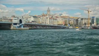 İstanbul, Türkiye - 6 Nisan 2025: Galata Köprüsü (Türkçe: Galata Kprs), Türkiye 'nin İstanbul kentinde Galata Kulesi' ni (Türkçe: Galata Kulesi) kapsayan köprü..