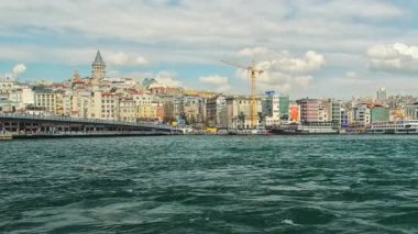 İstanbul, Türkiye - 6 Nisan 2025: Galata Köprüsü (Türkçe: Galata Kprs), Türkiye 'nin İstanbul kentinde Galata Kulesi' ni (Türkçe: Galata Kulesi) kapsayan köprü..
