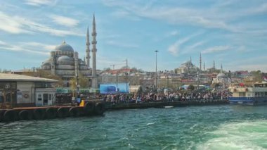 İstanbul, Türkiye - 8 Nisan 2025: İstanbul Eminn Mahallesi, Türkiye Yeni Cami ve Sleymaniye Camii (Türkçe: Sleymaniye Camii) adlı feribottan)