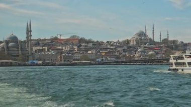 İstanbul, Türkiye - 8 Nisan 2025: İstanbul 'un Eminn mahallesi, Türkiye Yeni Cami (Türkçe: Yeni Cami), Sleymaniye Camii (Türkçe: Sleymaniye Camii) ve Galata Köprüsü' nü gösteren feribottan.