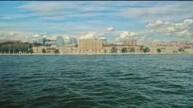 İstanbul, Türkiye - Nisan 72025: Dolmabahe Sarayı (Türkçe: Dolmabahe Saray) Beikta Boğazı 'nın Avrupa kıyılarında yer almaktadır.