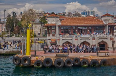 İstanbul, Türkiye - 7 Nisan 2025: Beikta İskelesi veya Beşiktas Feribot Terminali, İstanbul 'un Beikta ilçesinde bulunan hareketli bir feribot terminalidir. Feribottan görünüm.