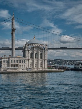 İstanbul, Türkiye - 5 Nisan 2025: Beytüllahim 'deki Ortak Cami (Türkçe: Ortaklık Camii), İstanbul' da, İstanbul Boğazı 'nın Avrupa kıyı şeridi üzerinde, arka planda Boğaz Köprüsü ile.