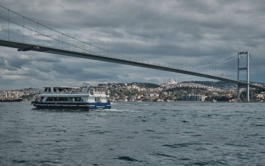 İstanbul, Türkiye - 5 Nisan 2025: İstanbul Boğaz Köprüsü (Türkçe: Boazii Kprs), resmi olarak 15 Temmuz Şehitler Köprüsü (Türkçe: 15 Temmuz ehitler Kprs) Avrupa ve Asya 'yı birbirine bağlayan bir asma köprü