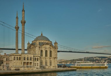İstanbul, Türkiye - 5 Nisan 2025: Beytüllahim 'deki Ortak Cami (Türkçe: Ortaklık Camii), İstanbul' da, İstanbul Boğazı 'nın Avrupa kıyı şeridi üzerinde, arka planda Boğaz Köprüsü ile.