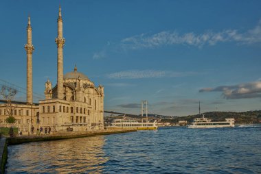 İstanbul, Türkiye - 5 Nisan 2025: Beytüllahim 'deki Ortak Cami (Türkçe: Ortaklık Camii), İstanbul' da, İstanbul Boğazı 'nın Avrupa kıyı şeridi üzerinde, arka planda Boğaz Köprüsü ile.