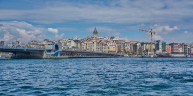 İstanbul, Türkiye - 6 Nisan 2025: Galata Köprüsü (Türkçe: Galata Kprs), Türkiye 'nin İstanbul kentinde Galata Kulesi' ni (Türkçe: Galata Kulesi) kapsayan köprü..