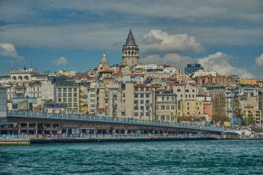 İstanbul, Türkiye - 6 Nisan 2025: Galata Köprüsü (Türkçe: Galata Kprs), Türkiye 'nin İstanbul kentinde Galata Kulesi' ni (Türkçe: Galata Kulesi) kapsayan köprü..