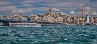 İstanbul, Türkiye - 6 Nisan 2025: Galata Köprüsü (Türkçe: Galata Kprs), Türkiye 'nin İstanbul kentinde Galata Kulesi' ni (Türkçe: Galata Kulesi) kapsayan köprü..