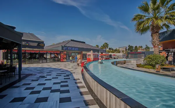 İstanbul, Türkiye - 10 Nisan 2025: İstanbul Viaport Marina, İstanbul 'un Asya yakasında yer alan büyük bir eğlence ve alışveriş merkezi.. 