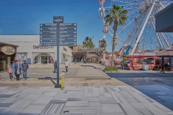 İstanbul, Türkiye - 10 Nisan 2025: İstanbul Viaport Marina, İstanbul 'un Asya yakasında yer alan büyük bir eğlence ve alışveriş merkezi.. 