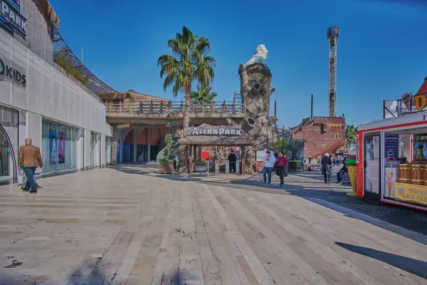 İstanbul, Türkiye - 10 Nisan 2025: İstanbul Viaport Marina, İstanbul 'un Asya yakasında yer alan büyük bir eğlence ve alışveriş merkezi.. 