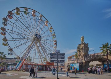 İstanbul, Türkiye - 10 Nisan 2025: İstanbul Viaport Marina, İstanbul 'un Asya yakasında yer alan büyük bir eğlence ve alışveriş merkezi.. 