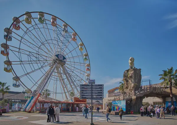 İstanbul, Türkiye - 10 Nisan 2025: İstanbul Viaport Marina, İstanbul 'un Asya yakasında yer alan büyük bir eğlence ve alışveriş merkezi.. 
