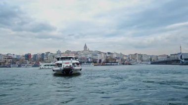 İstanbul, Türkiye - 6 Nisan 2025: Galata Köprüsü (Türkçe: Galata Kprs), Türkiye 'nin İstanbul kentinde Galata Kulesi' ni (Türkçe: Galata Kulesi) kapsayan köprü..