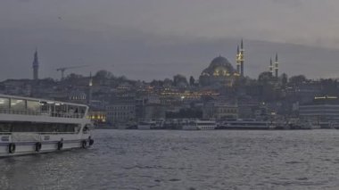 İstanbul, Türkiye - 9 Nisan 2025: İstanbul Eminn Mahallesi, Türkiye 'de Sleymaniye Camii (Türkçe: Sleymaniye Camii) ve İstanbul Boğazı' nda feribot görüntüleri