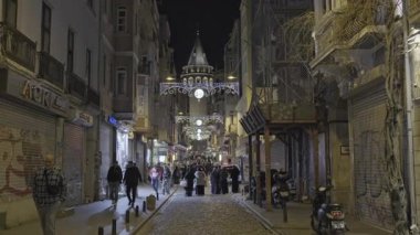 İstanbul, Türkiye - 10 Nisan 2025: Galata Kulesi (Türkçe: Galata Kulesi) resmi olarak Galata Kulesi, İstanbul 'un Beyolu ilçesinin Galata bölgesinde bulunan bir ortaçağ Ceneviz kulesidir. İyi geceler.