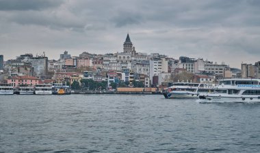 İstanbul, Türkiye - 7 Nisan 2025: İstanbul, Türkiye 'de Altın Boynuz manzaralı Galata Kulesi (Türkçe: Galata Kulesi) .