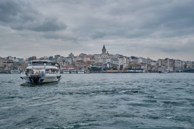 İstanbul, Türkiye - 7 Nisan 2025: İstanbul, Türkiye 'de Altın Boynuz manzaralı Galata Kulesi (Türkçe: Galata Kulesi) .