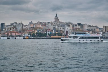 İstanbul, Türkiye - 7 Nisan 2025: İstanbul, Türkiye 'de Altın Boynuz manzaralı Galata Kulesi (Türkçe: Galata Kulesi) .