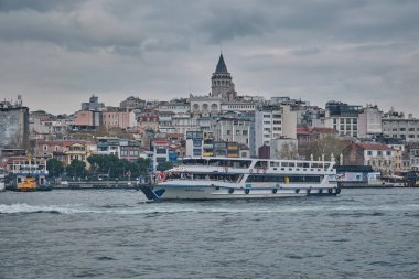 İstanbul, Türkiye - 7 Nisan 2025: İstanbul, Türkiye 'de Altın Boynuz manzaralı Galata Kulesi (Türkçe: Galata Kulesi) .