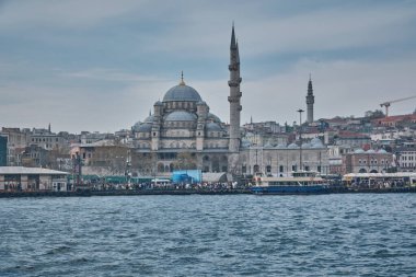 İstanbul, Türkiye - 8 Nisan 2025: İstanbul Eminn Mahallesi, Türkiye Yeni Cami 'nin (Türkçe: Yeni Cami, telaffuz) ilk olarak Valide Sultan Camii olarak adlandırılan feribottan.