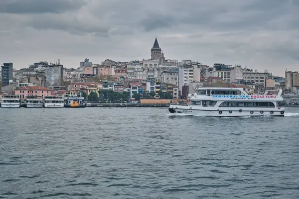 İstanbul, Türkiye - 7 Nisan 2025: İstanbul, Türkiye 'de Altın Boynuz manzaralı Galata Kulesi (Türkçe: Galata Kulesi) .