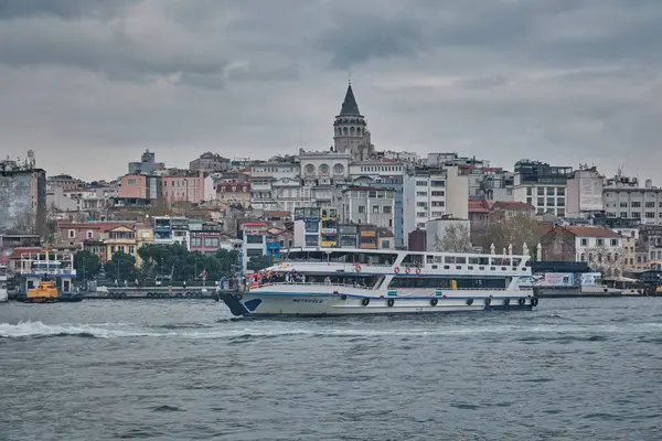 İstanbul, Türkiye - 7 Nisan 2025: İstanbul, Türkiye 'de Altın Boynuz manzaralı Galata Kulesi (Türkçe: Galata Kulesi) .