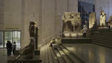 Giza, Mısır - 26 Temmuz 2025: Giza Müzesi olarak da bilinen Büyük Mısır Müzesi, Giza, Mısır 'da Giza piramit kompleksinden yaklaşık 2 kilometre uzaklıktaki bir arkeoloji müzesidir. İç çekim.