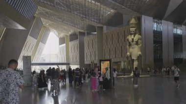 Giza, Mısır - 26 Temmuz 2025: Büyük Mısır Müzesi 'ndeki Ramses II Heykeli veya Giza, Mısır' daki bir arkeoloji müzesi, Giza piramit kompleksinden yaklaşık 2 kilometre uzaklıkta..