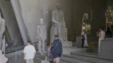 Giza, Mısır - 26 Temmuz 2025: Giza Müzesi olarak da bilinen Büyük Mısır Müzesi, Giza, Mısır 'da Giza piramit kompleksinden yaklaşık 2 kilometre uzaklıktaki bir arkeoloji müzesidir. İç çekim.