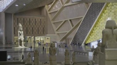 Giza, Mısır - 26 Temmuz 2025: Büyük Mısır Müzesi 'ndeki Ramses II Heykeli veya Giza, Mısır' daki bir arkeoloji müzesi, Giza piramit kompleksinden yaklaşık 2 kilometre uzaklıkta..