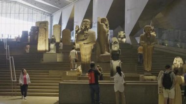 Giza, Mısır - 26 Temmuz 2025: Giza Müzesi olarak da bilinen Büyük Mısır Müzesi, Giza, Mısır 'da Giza piramit kompleksinden yaklaşık 2 kilometre uzaklıktaki bir arkeoloji müzesidir. İç çekim.