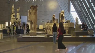 Giza, Mısır - 26 Temmuz 2025: Giza Müzesi olarak da bilinen Büyük Mısır Müzesi, Giza, Mısır 'da Giza piramit kompleksinden yaklaşık 2 kilometre uzaklıktaki bir arkeoloji müzesidir. İç çekim.