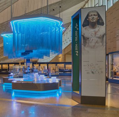 Giza, Mısır - 26 Temmuz 2025: Giza Müzesi olarak da bilinen Büyük Mısır Müzesi, Giza, Mısır 'da Giza piramit kompleksinden yaklaşık 2 kilometre uzaklıktaki bir arkeoloji müzesidir. İç çekim.