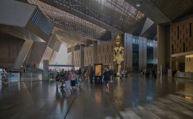 Giza, Mısır - 26 Temmuz 2025: Büyük Mısır Müzesi 'ndeki Ramses II Heykeli veya Giza, Mısır' daki bir arkeoloji müzesi, Giza piramit kompleksinden yaklaşık 2 kilometre uzaklıkta..